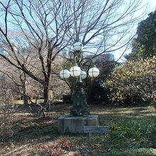 皇居二の丸庭園に設置してあいる皇居正門石橋旧飾電燈