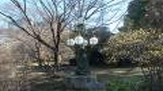  皇居・江戸城散策で二の丸庭園で皇居正門石橋旧飾電灯を見ました