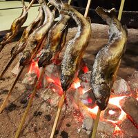 囲炉裏とイワナ