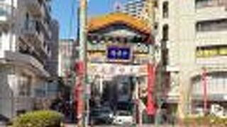 元町商店街側の南側の入口を守る朱雀門