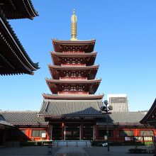 基壇状の建物の上に建てられています