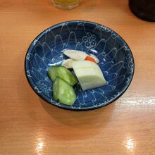 つまみは定食の御新香…おっ、牛蒡入り