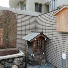 マンションの前です