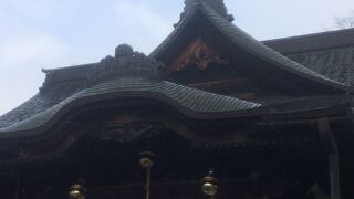 重厚な神社