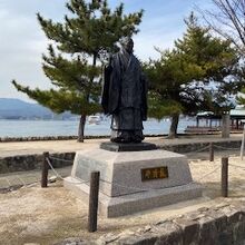 平清盛の像です。