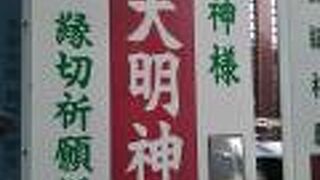 男女二人を横目に