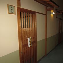 玄関引き戸が格子戸になっています。