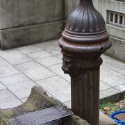 開港資料館の中庭にある明治時代の水道の共用栓