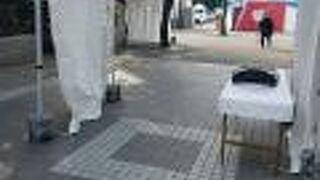 立志社跡の碑があります。