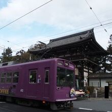 広隆寺の前を走り抜ける嵐電。