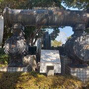 日本丸のそばの道路際に2機ある黒い大砲のようなものは、横浜ドッグで使われていたエアコンプレッサーだった