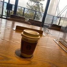 店内の様子です。きれいな海が見えます。