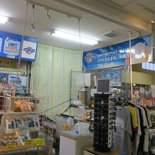 小さいお店です