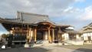 広い境内と豪華な山門が印象的なお寺