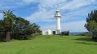 太平洋に突き出た灯台のある岬。古式捕鯨の「山見」のひとつ