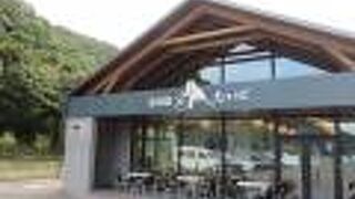 国道沿いで、お土産物も揃う