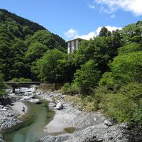 河原まで降りて水遊びが出来ます。