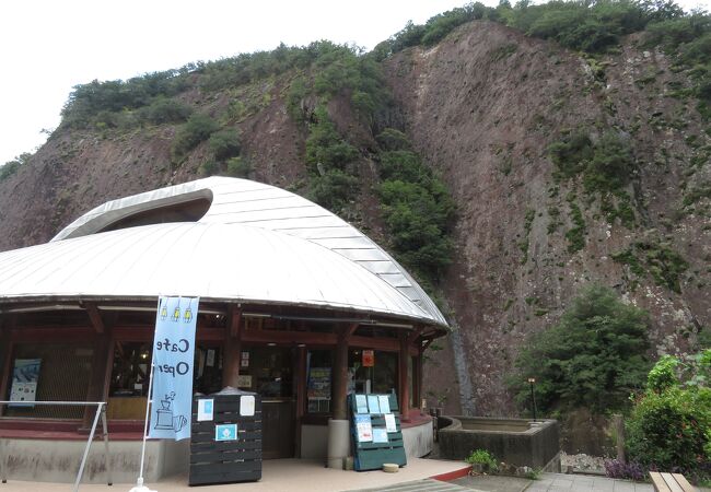 一枚岩観光、河川敷キャンプの起点。カフェもあります。