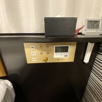 コンセントは部屋に9個あります。