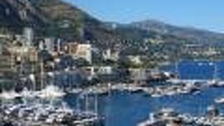 青い海と晴れ渡った青空がとてもよく似合う