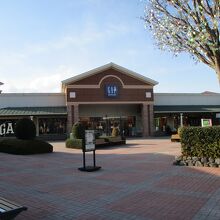 左手奥にバスターミナルがあり