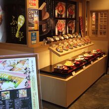 種類豊富な釜めしが並んでいます