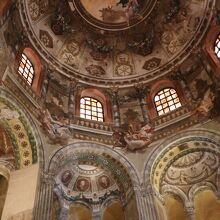 クーポラ天井（写真上部）