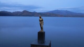 水深日本一の田沢湖湖畔に立つ象はちょっと寂しげな表情