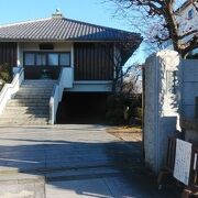 夏目坂通り沿いにある日蓮宗の寺院