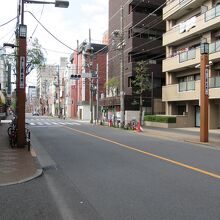 道を入っていくと…