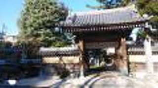 歴史を感じさせる建物があるお寺