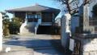 夏目坂通り沿いにある日蓮宗の寺院