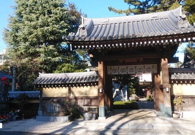 歴史を感じさせる建物があるお寺