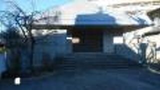 夏目坂近くにある浄土宗寺院