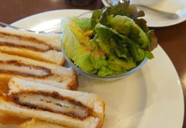 電車通り沿いのカフェ