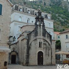 スヴェタ・二コラ広場に建つ小さな教会