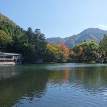 湖の向こうに山も見える