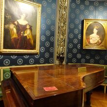 鍵盤楽器と肖像画