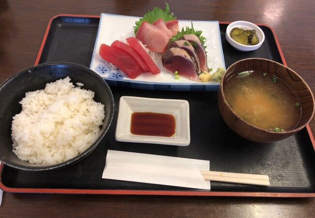 いつも混んでいる定食屋さん