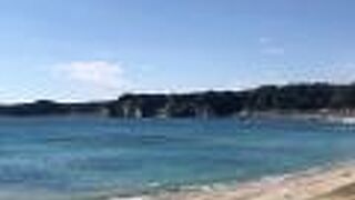 透明度が高く、晴れていればエメラルドグリーン