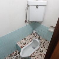 客室のトイレは、ザ.昭和の和式便所。