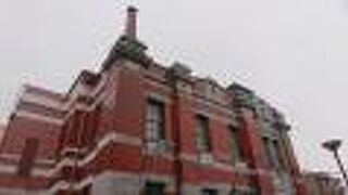 雨の中凛としてたたずむ、赤レンガの建物