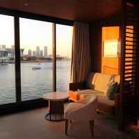 窓辺のソファからみなとみらいが見えます。