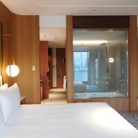 部屋の中央にガラス張りのバスルーム。