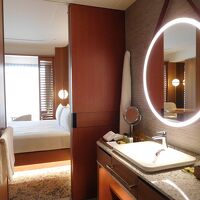 洗面スペース。照明が素敵。