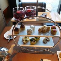 ラウンジでアフタヌーンティー。紅茶が美味しい。