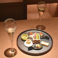 ラウンジでカクテルタイム。素敵な器に美味しい料理。