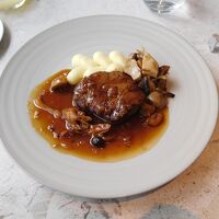 ラウンジで朝食。朝からステーキも。