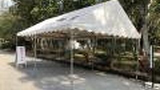 大きな御影石が使われています