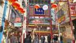 関帝廟通りの東側入口の門